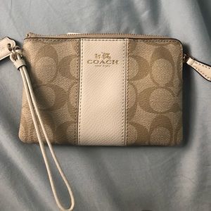 BRAND NEW • Corner Zip Coach Wristlet 🌸